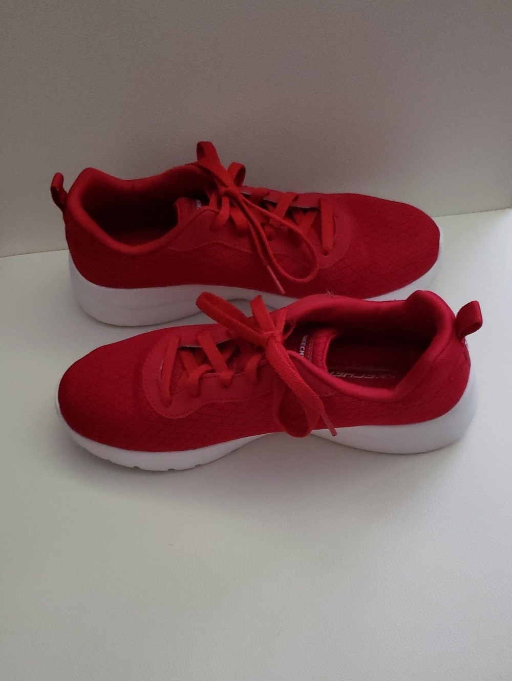 Skechers Women's Red Knit Lace-Up Sneakers with White Soles - Size 7.5 - Picture 4 of 6
